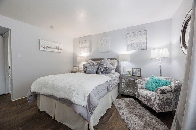 Building Photo - Luxury Features + 6 Weeks Free Rent | Don’...