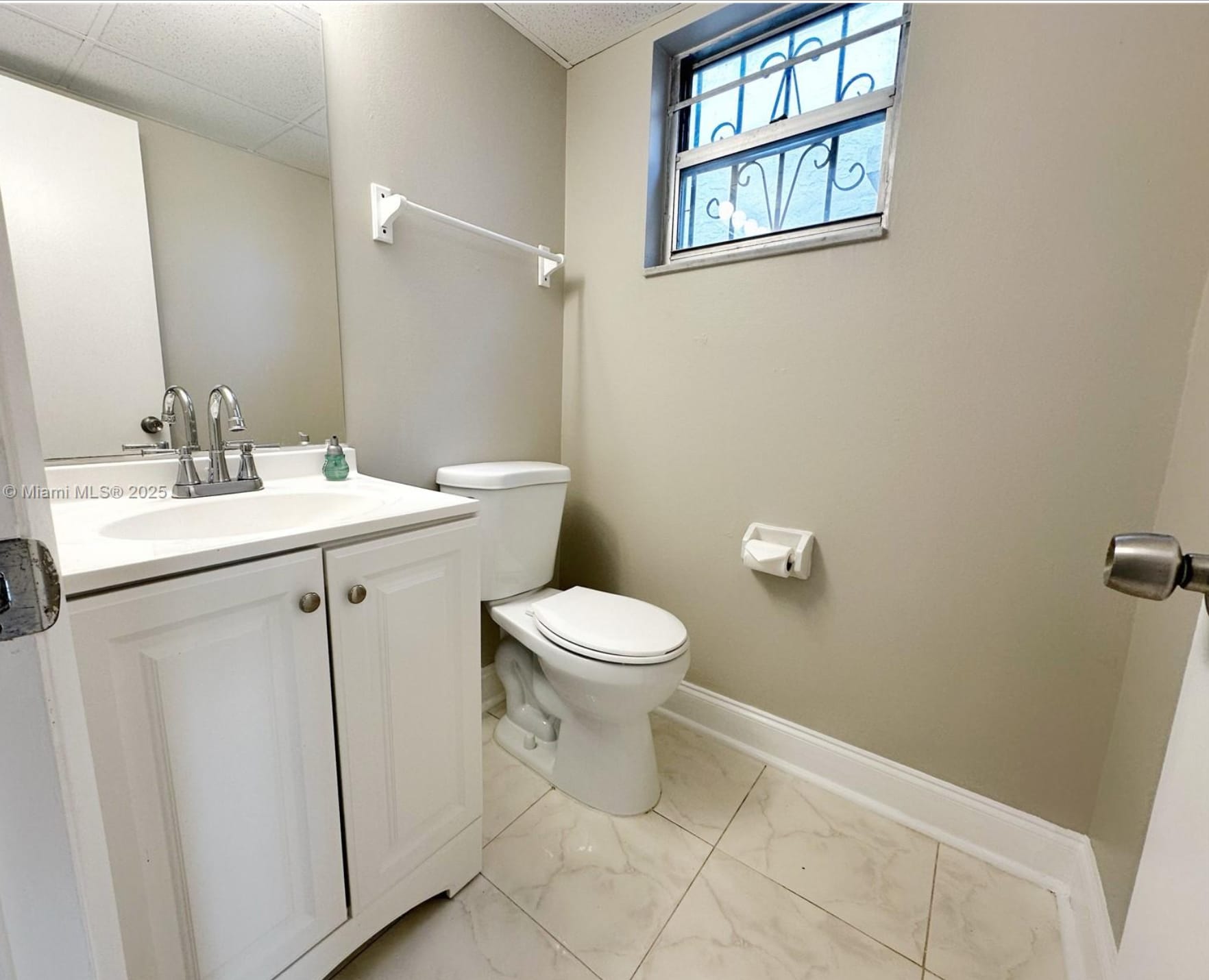 Building Photo - 9009 NE 4th Avenue Rd