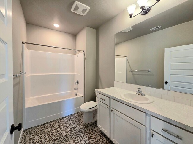 Building Photo - New 4 Bed Rambler | Fenced Yard | 2-car Garage | Move-In Ready House for Rent in Quincy!