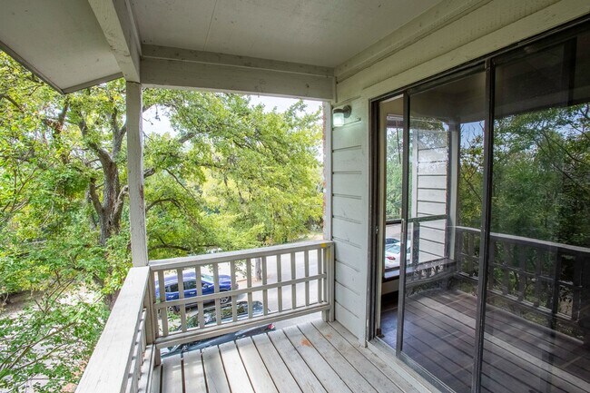 Building Photo - Gorgeous Condo, 2 Bedrooms/2 Balconies/2 B...