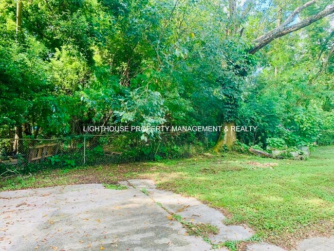 Building Photo - Huge 4 Bedroom Home With Sunroom And Garage