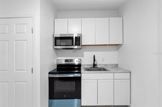 Building Photo - 6847 Woodsman Dr