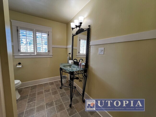 Building Photo - Charming 3 bedroom, 2 bathroom home in the...