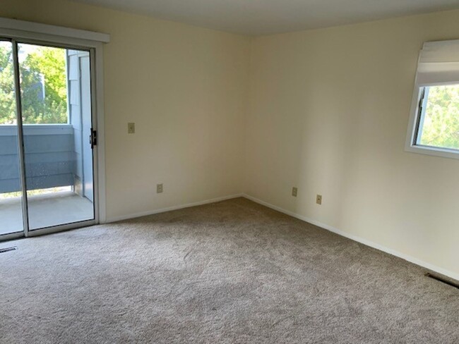 Building Photo - Welcome to Hunter Creek Condos! Light and ...