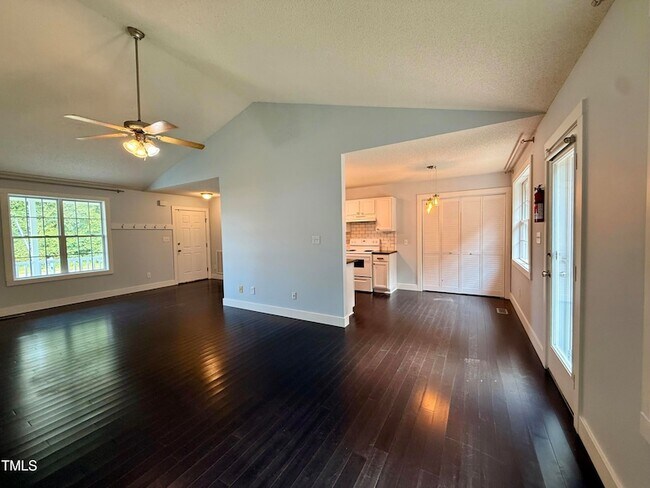 Building Photo - 1000 Meadowgreen Dr
