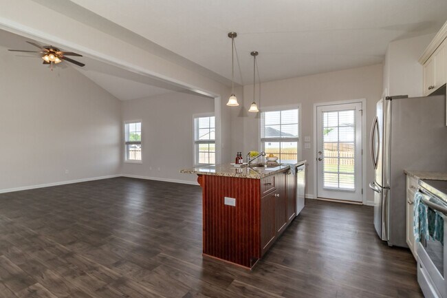 Building Photo - Like New, 4/2, Ranch Home In Grovetown!