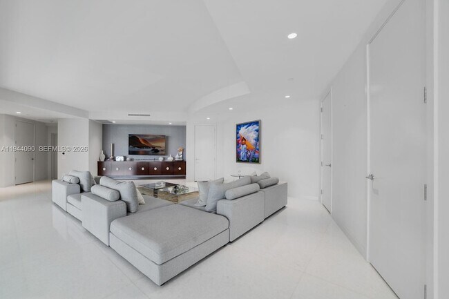 Building Photo - 18555 Collins Ave