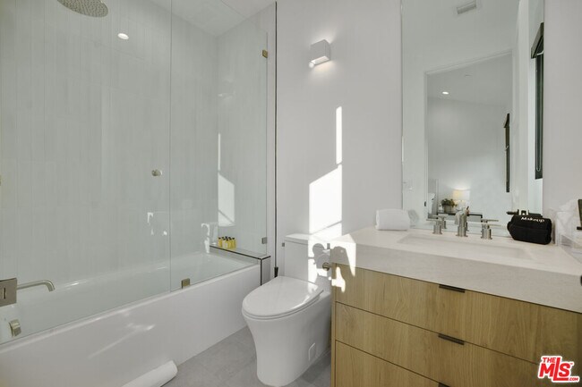 Building Photo - 4433 Kraft Ave