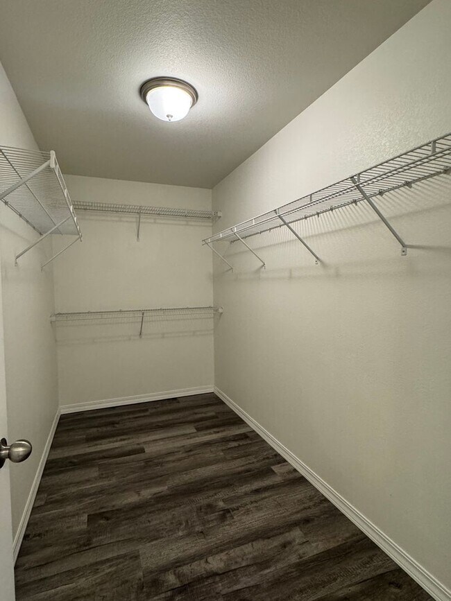 Building Photo - Like new 3 bedroom w/ basement in Enclaves...