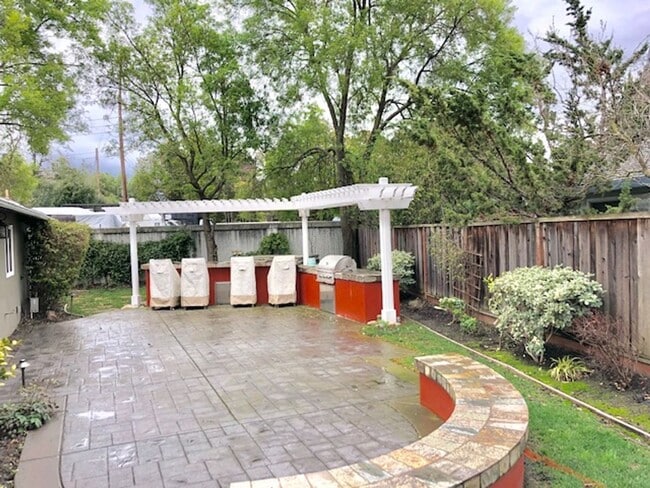 Building Photo - Spectacular 3 Bed, 1 Bath, 1,087 sqft House in Pleasant Hill available now for lease!