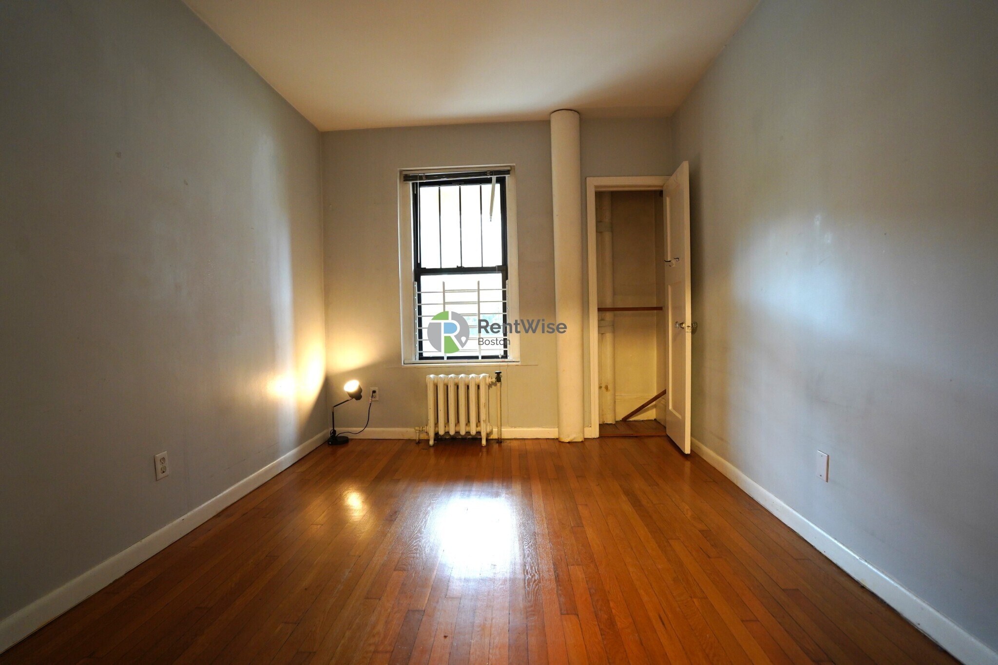 Building Photo - 452 Park Dr