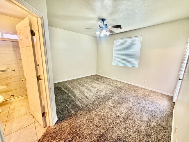 Building Photo - 2050 W Canyon View Dr