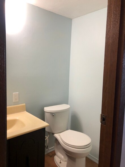 Building Photo - 570 Jamestown Ct