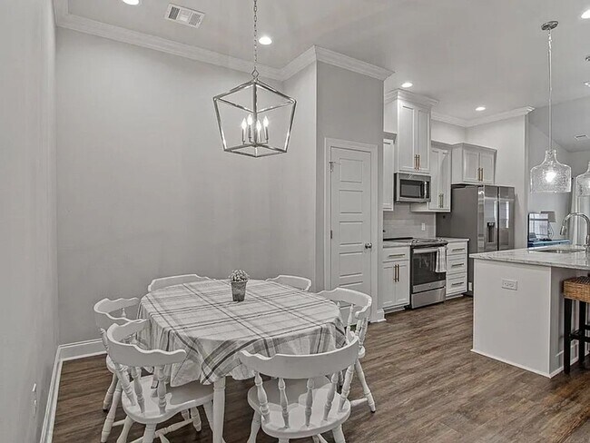 Building Photo - Elegant Furnished Townhouse in StoneLake V...