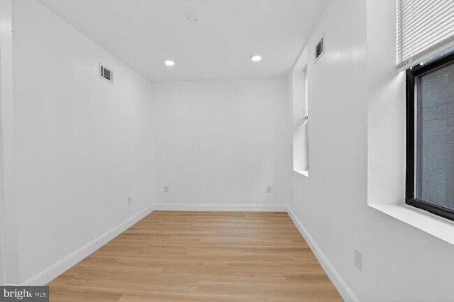 Building Photo - 712 N American St