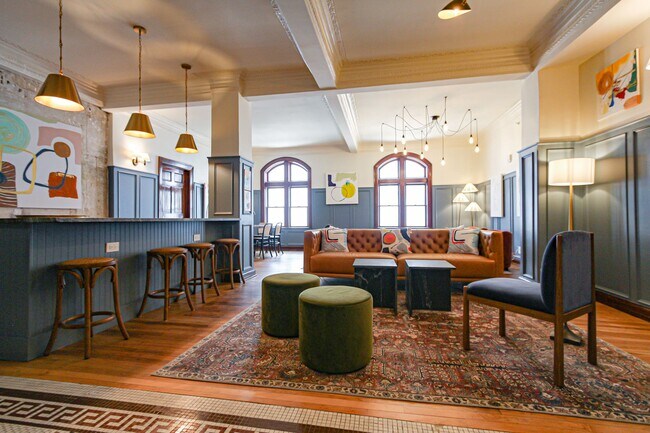 Primary Photo - Beautiful 2 Bedroom Renovated Apartment Wa...