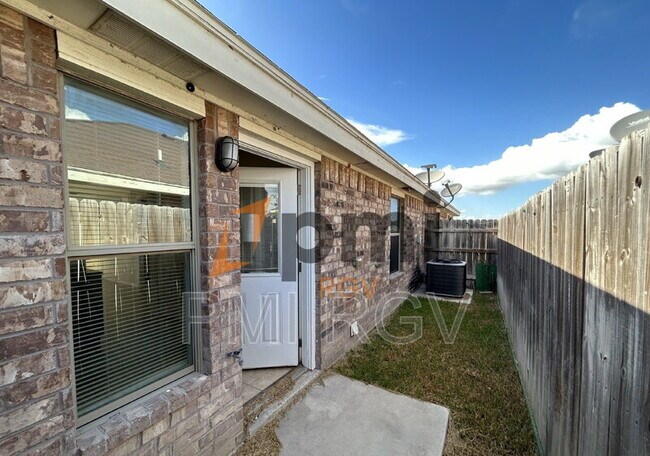 Building Photo - 3007 Linda Vista St