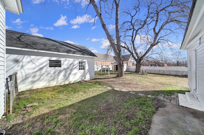 Building Photo - Lovely Three Bed Two Bath Ranch Home in Mo...