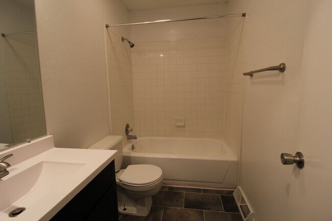 Building Photo - 115 N Saxony Dr