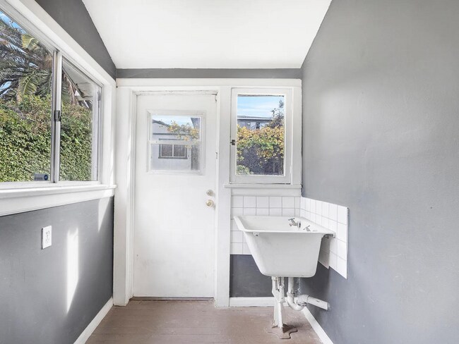 Building Photo - 1044 Manzanita St