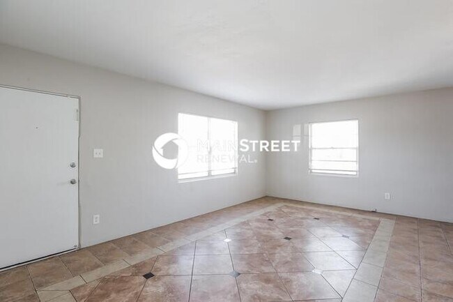 Building Photo - 3 Bedroom Pet-Friendly Home in Phoenix, AZ with Main Street Renewal