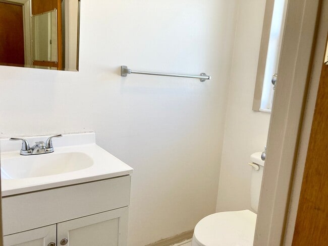 Building Photo - Available soon! 2 bedroom, 1.5 bath home w...