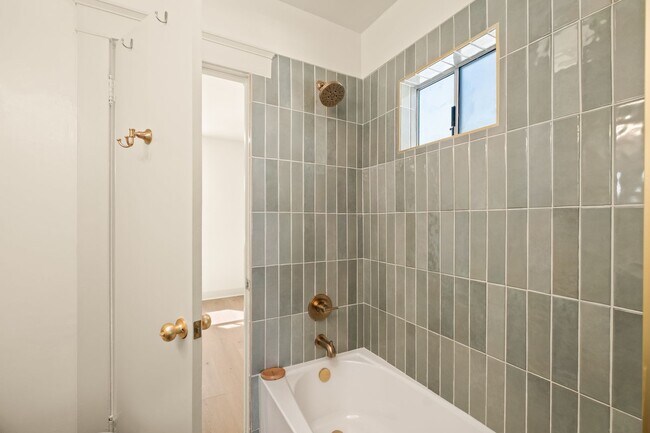 Building Photo - 4419–4423 Mississippi St — fully renovated with designer finishes throughout!