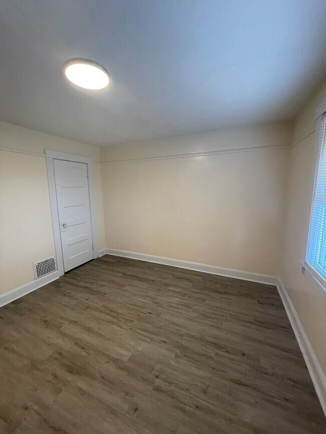 Building Photo - 825 N 6th St