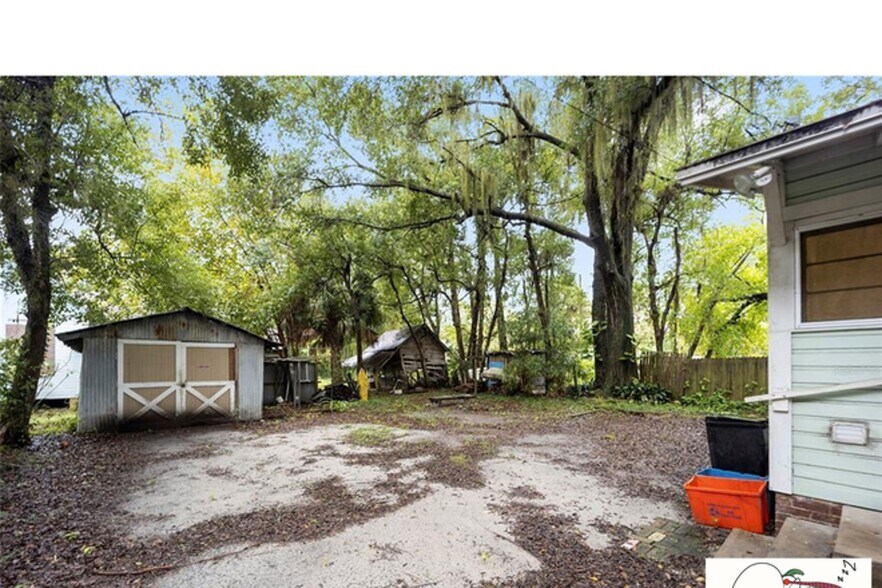 Huge backyard with room for three + cars for FREE parking. - 208 NW 3rd St