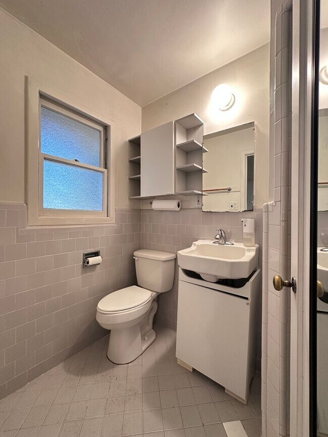 Building Photo - Cozy West Sac Cottage