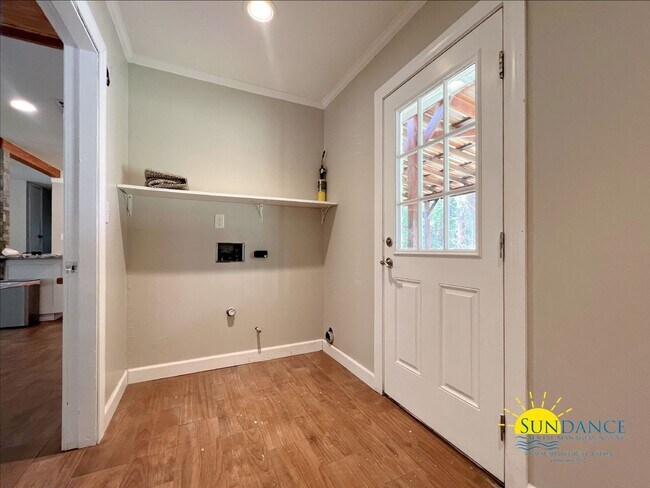Building Photo - Beautiful 3 bedroom home that is centrally...