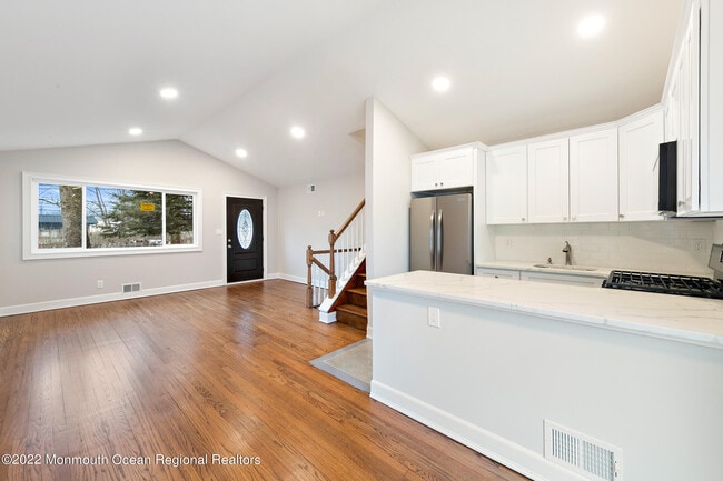 Building Photo - 2 Middlesex Rd