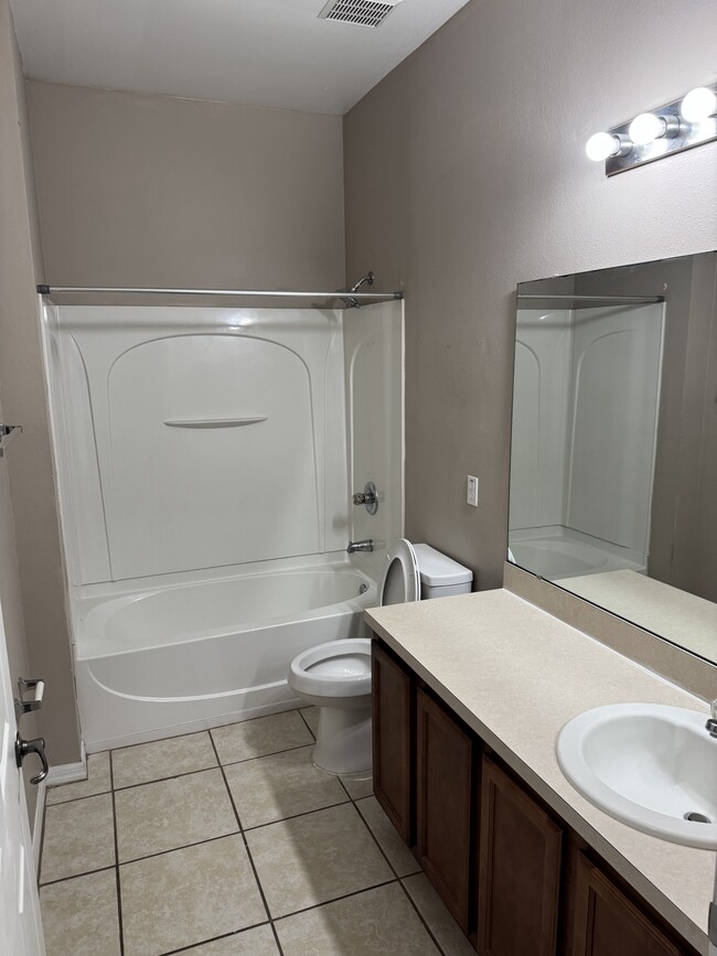Building Photo - 136 Aster Dr