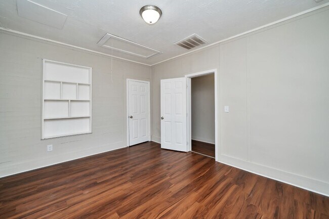 Building Photo - ? Adorable Bungalow Home in Highly Desirab...