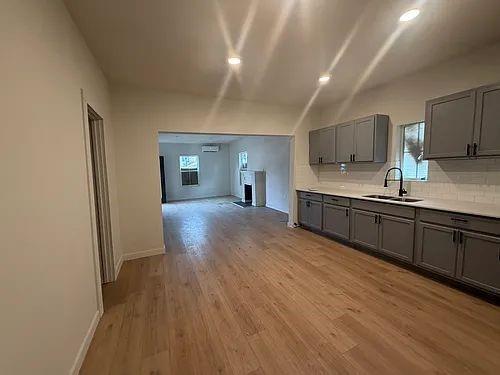 Building Photo - 1413 South Fwy