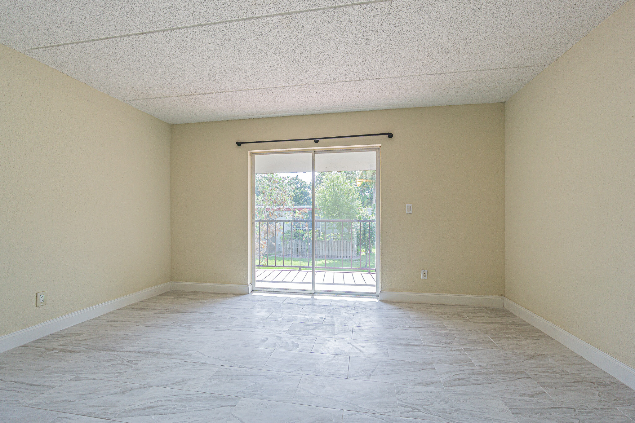 Building Photo - 2818 Somerset Park Dr