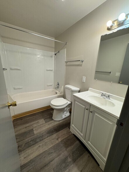 Building Photo - 308 Summit Ave N