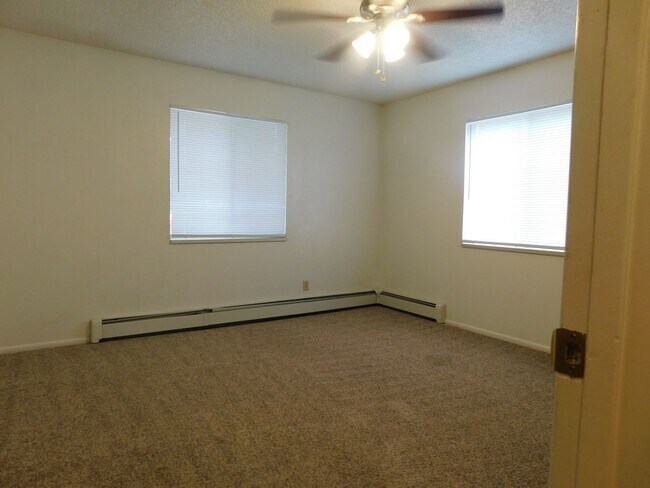 Building Photo - 402 Dressell Dr