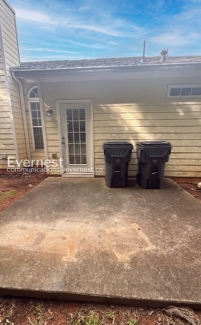 Building Photo - Limited Time Special Offer / 4 Bed, 2 Bath Home with Garage / Pet-Friendly / Available Now!