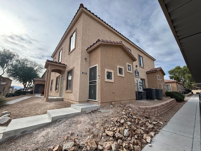 Building Photo - Beautifully Updated 2nd Floor-Condo 2BED/2...