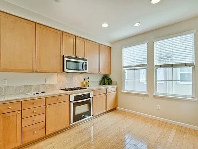 Building Photo - SAN JOSE-beautiful  townhome with tandem t...