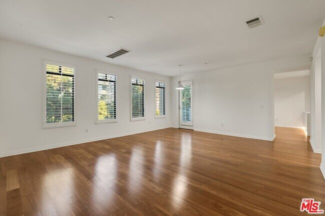 Building Photo - 5625 Crescent Park E