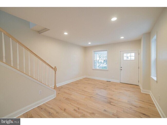 Building Photo - 253 Iona Ave