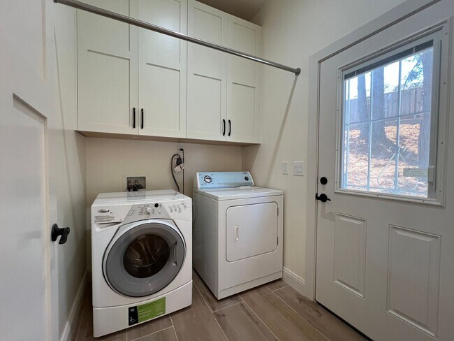 Building Photo - 7071 Martwood Way