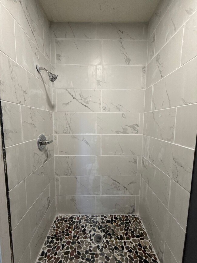 Building Photo - Fully Renovated Home in Binghampton – Section 8 Welcome!