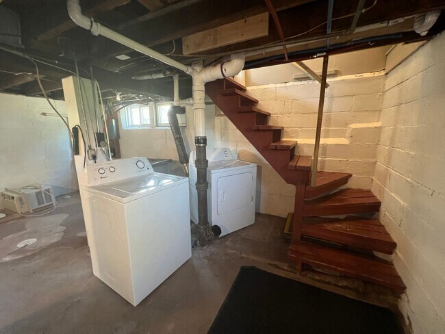 Building Photo - AVAILABLE JUNE - Perfect 2 Bed 1 Bath In Hillside Neighborhood