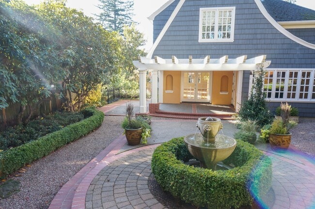 Building Photo - Dream Home in the Southwest Hills! Your Pa...