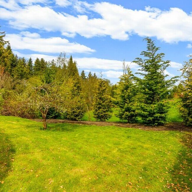 Building Photo - Secluded Lake Sammamish 3 bedroom plus bonus room!