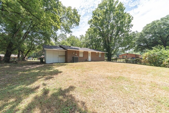 Building Photo - Coming Soon! Spacious 3 Bedroom 1 Bath!