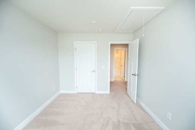 Building Photo - 3BR/2.5BA Modern Townhome on Spartanburg’s...